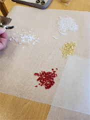 ペットボトルの蓋を使って2