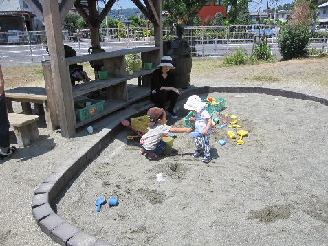 園庭で遊ぼう〜砂場にて
